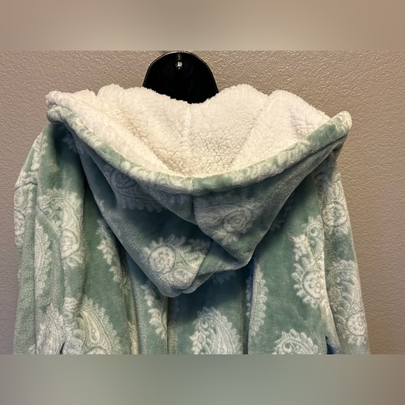 World Market Faux Sherpa Fleece Robe Hood Pockets Plush Cozy Soft Bathrobe - Picture 5 of 9
